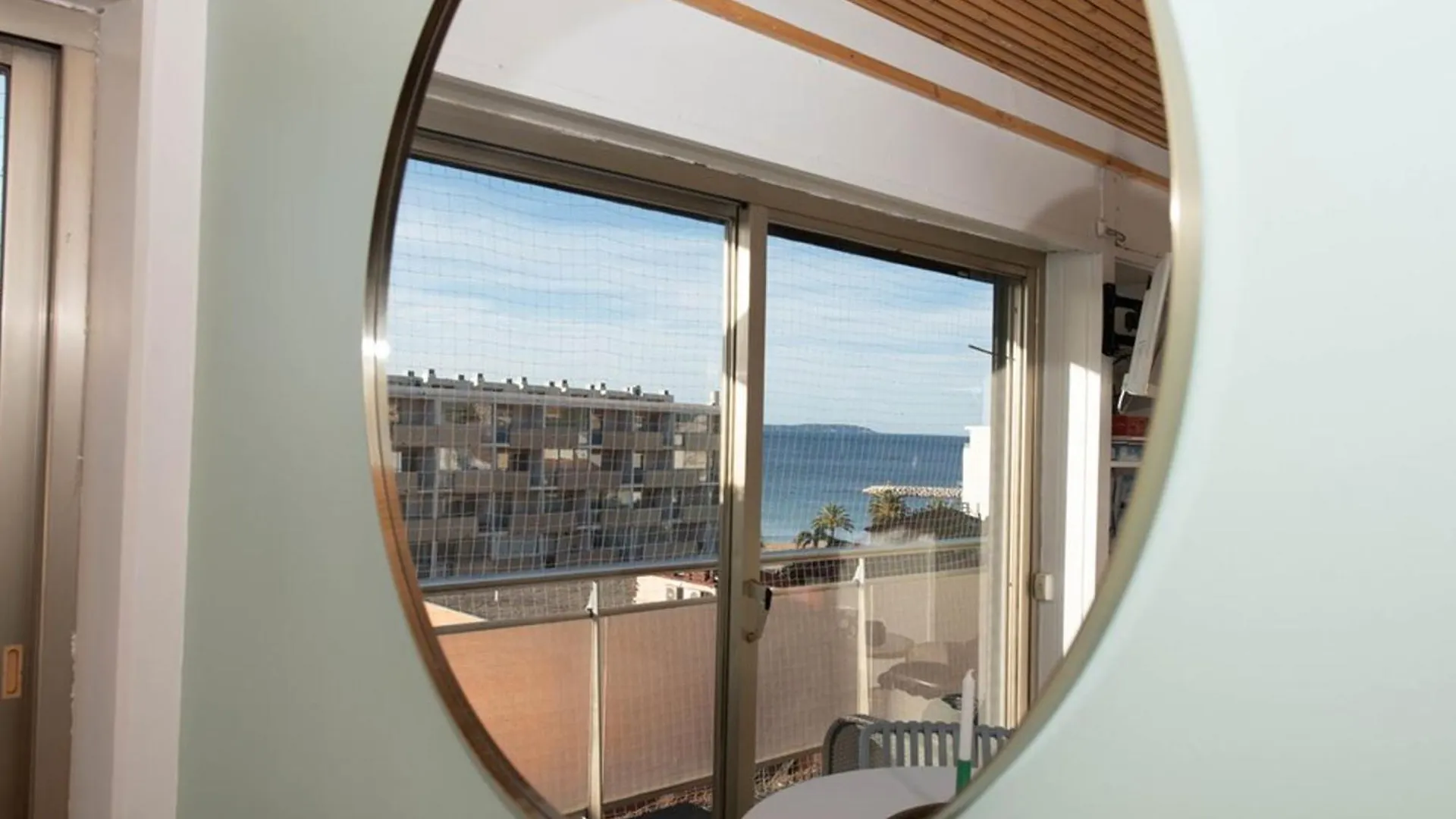 Studio Avec Terrasse, Centre Ville, Climatisation, Parking - Fr-1-803-86 Le Lavandou Apartman